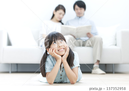 床に寝転ぶ子供と家族 床に寝転ぶ子供と家族 137352958