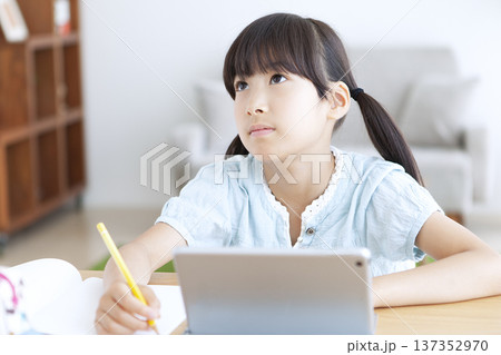 タブレットで勉強する女の子 タブレットで勉強する女の子 137352970