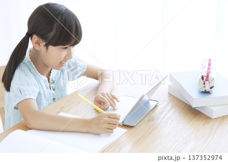 タブレットで勉強する女の子 タブレットで勉強する女の子 137352974