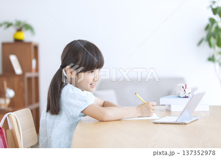 タブレットで勉強する女の子 タブレットで勉強する女の子 137352978