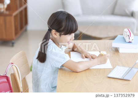 タブレットで勉強する女の子 タブレットで勉強する女の子 137352979