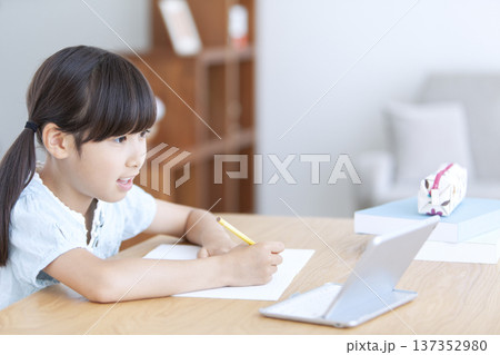 タブレットで勉強する女の子 タブレットで勉強する女の子 137352980