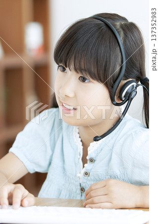 パソコンで勉強する女の子 137352983