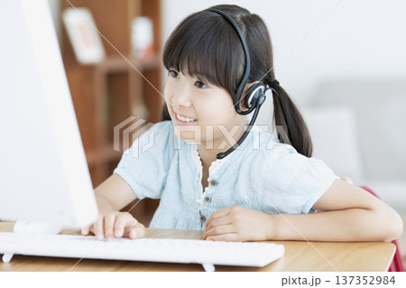 パソコンで勉強する女の子 137352984
