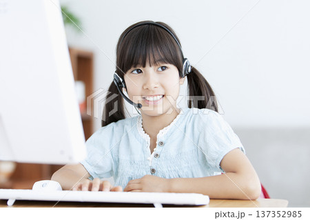 パソコンで勉強する女の子 137352985