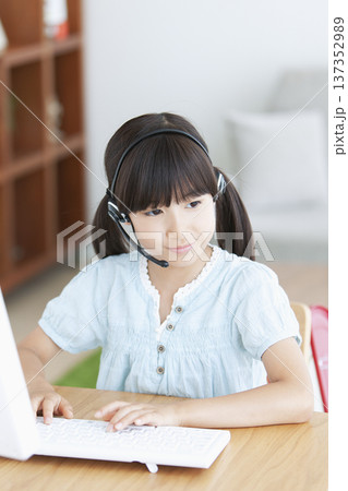 パソコンで勉強する女の子 137352989