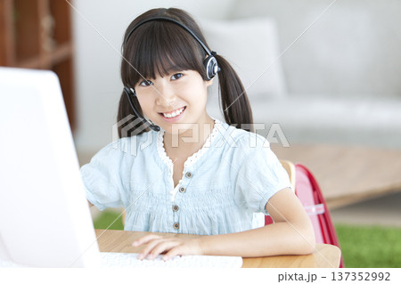 パソコンで勉強する女の子 137352992