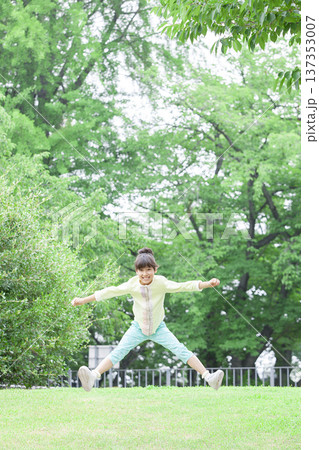 公園でジャンプする女の子 公園でジャンプする女の子 137353007