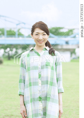 公園に立つ女性のポートレート 137353013
