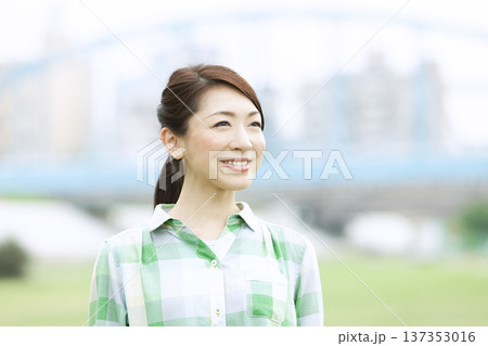 公園に立つ女性のポートレート 公園に立つ女性のポートレート 137353016