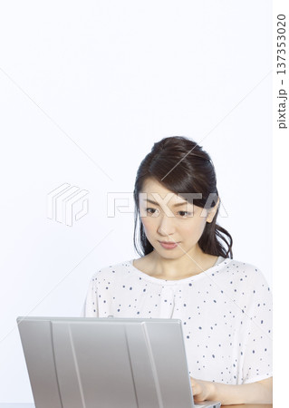 ノートパソコンを操作する女性 ノートパソコンを操作する女性 137353020