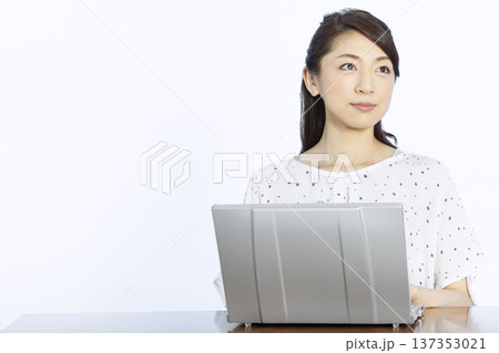 ノートパソコンを操作する女性 ノートパソコンを操作する女性 137353021