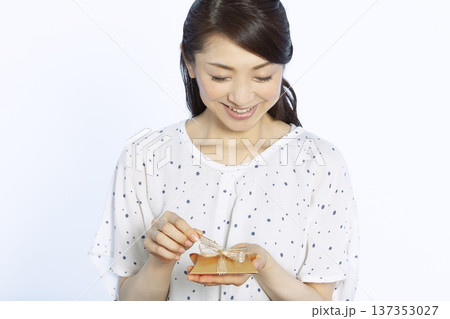 プレゼントを持った女性 137353027