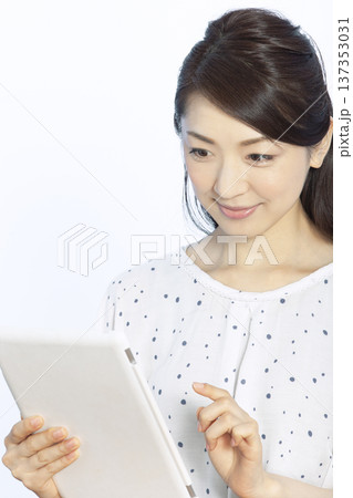 タブレットを操作する女性 137353031