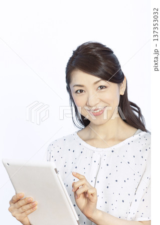 タブレットを操作する女性 137353032