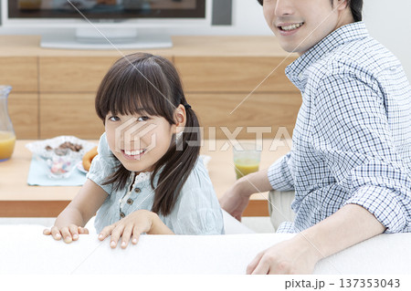 ソファに座る親子 ソファに座る親子 137353043