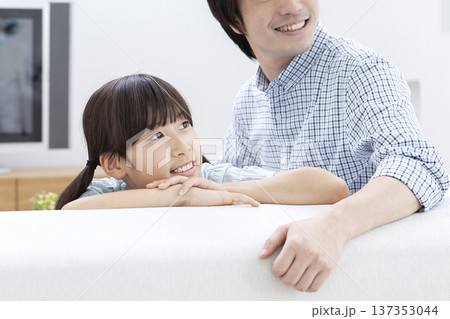 ソファに座る親子 ソファに座る親子 137353044