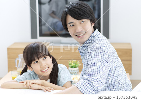 ソファに座る親子 137353045