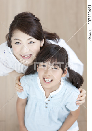 母親と娘のポートレート 母親と娘のポートレート 137353061