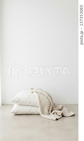 ナチュラルなクッションとブランケットのミニマル背景 137353065