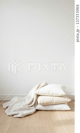 ナチュラルなクッションとブランケットのミニマル背景 137353068