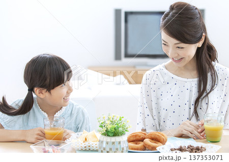 お菓子を食べる母親と娘 137353071