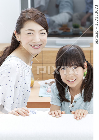 ソファに座る親子 137353073
