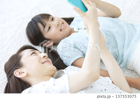 スマートフォンを見る親子 スマートフォンを見る親子 137353075