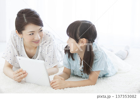 タブレットを見る親子 タブレットを見る親子 137353082