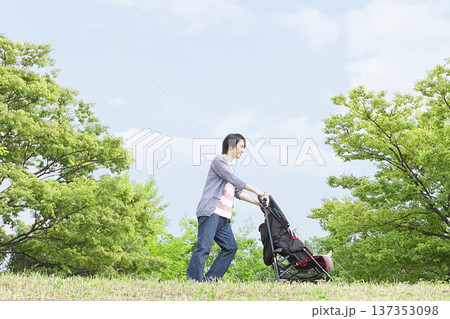 ベビーカーを押す父親 137353098