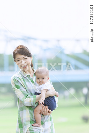 赤ちゃんを抱く母親 137353101
