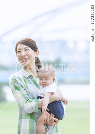赤ちゃんを抱く母親 137353102