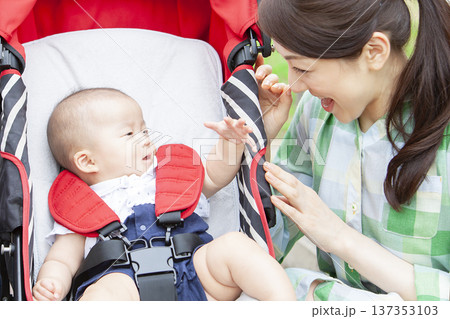 ベビーカーに乗った赤ちゃんと母親 137353103