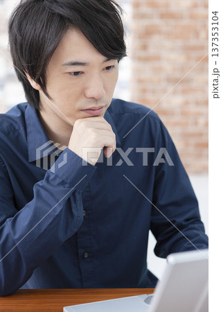 ノートパソコンを操作する男性 137353104