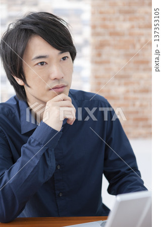 ノートパソコンを操作する男性 137353105