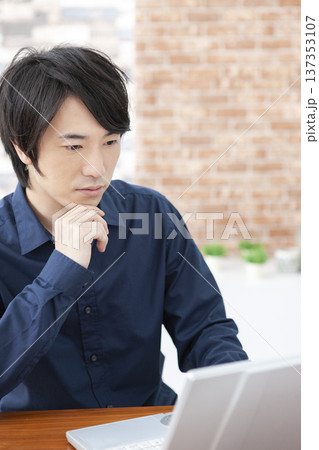 ノートパソコンを操作する男性 137353107