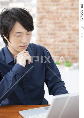 ノートパソコンを操作する男性 137353108