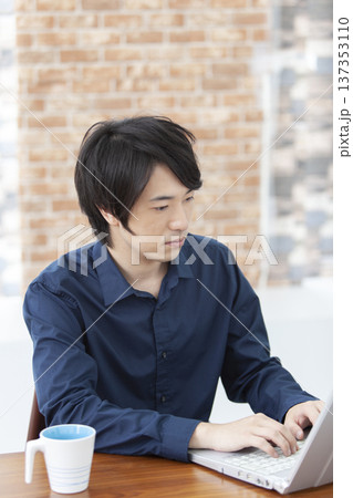 ノートパソコンを操作する男性 137353110