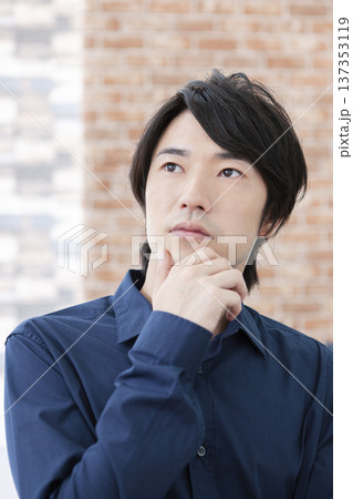 考え事をする男性 137353119