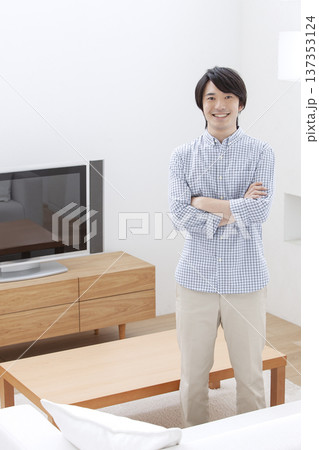 リビングに立つ男性ポートレート リビングに立つ男性ポートレート 137353124