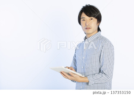 タブレットを操作する男性 137353150