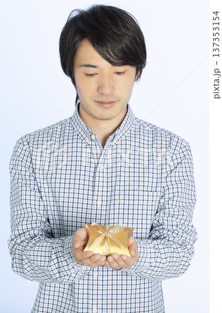 プレゼントを持った男性 137353154