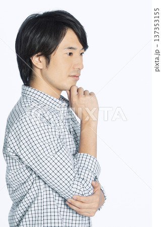 考え事をする男性 考え事をする男性 137353155