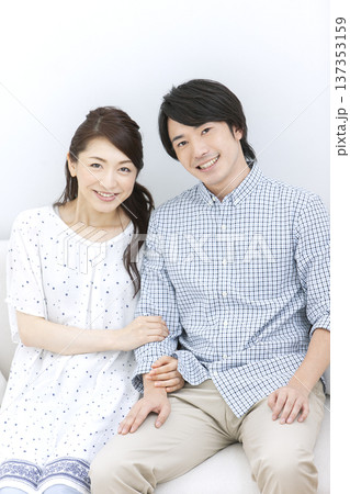 ソファに座るカップル 137353159