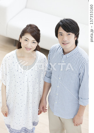 リビングに立つカップル 137353160
