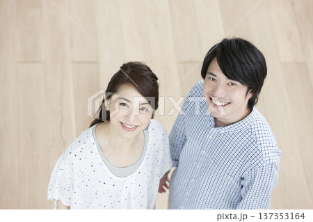 リビングに立つカップル 137353164