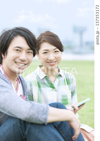 芝生に座るカップル 137353172