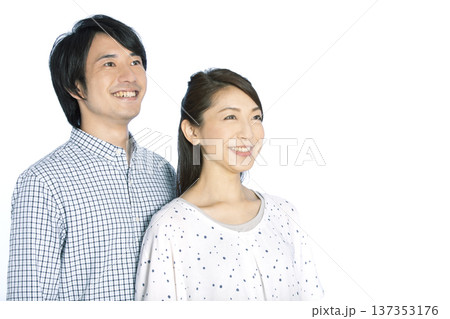 笑顔のカップルのポートレート 137353176