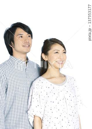 笑顔のカップルのポートレート 笑顔のカップルのポートレート 137353177