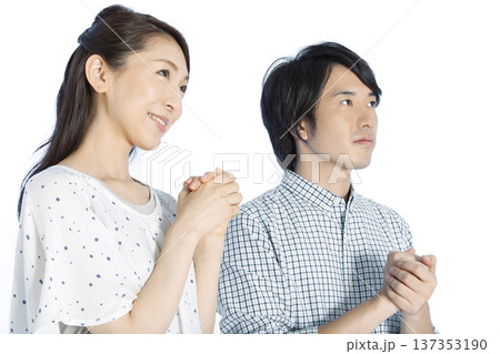 願い事をするカップル 137353190